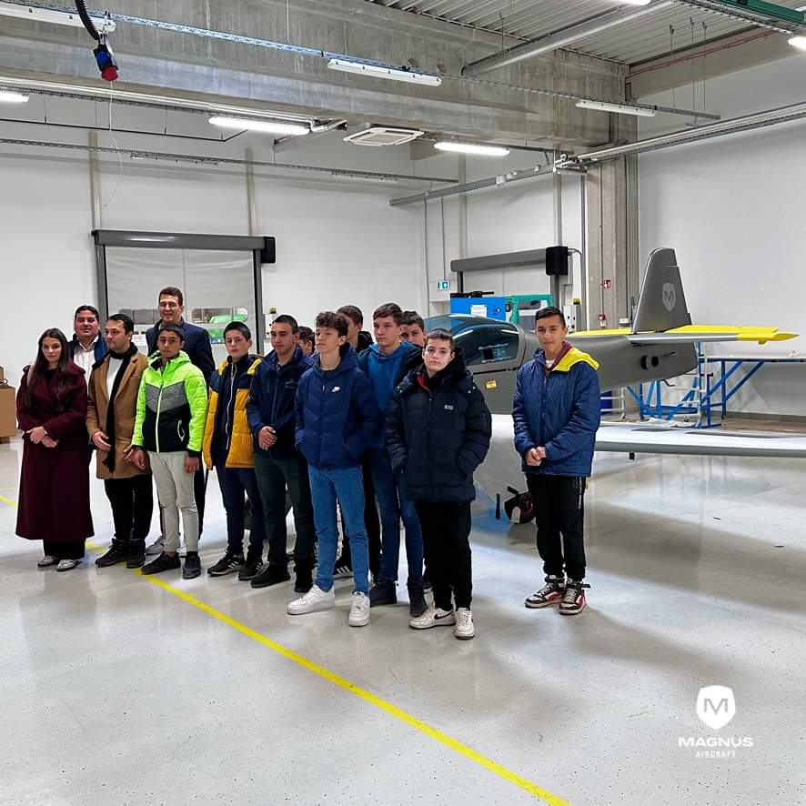 Baksai iskolások látogattak a Magnus Aircraft Zrt. pogányi gyárába,  amely a kisrepülőgépek gyártására és fejlesztésére specializálódott.